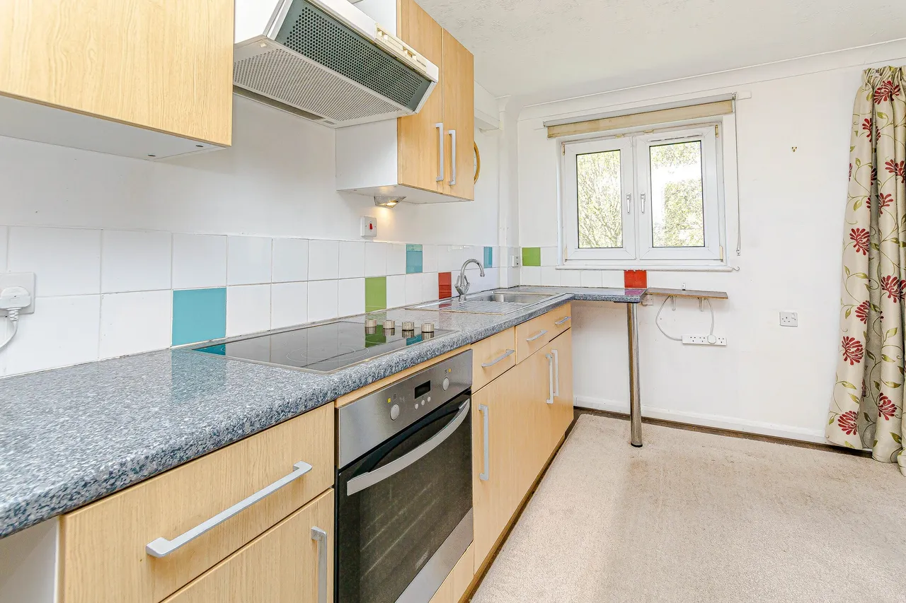 Bourne Court, 91-103 Croydon Road, Caterham, Surrey, CR3, photo 5