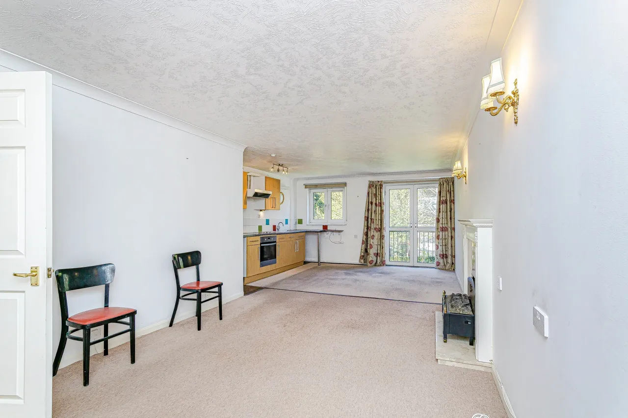 2 bed flat for sale — Bourne Court, 91-103 Croydon Road, Caterham, Surrey, CR3