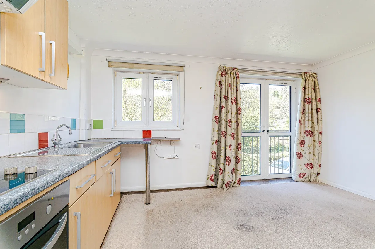 Bourne Court, 91-103 Croydon Road, Caterham, Surrey, CR3, photo 2