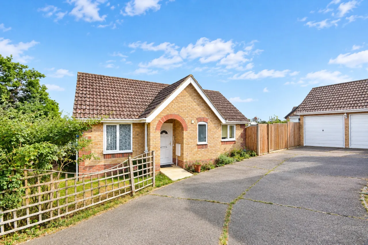 2 bed house for sale — Hawthorn Close, Halstead
