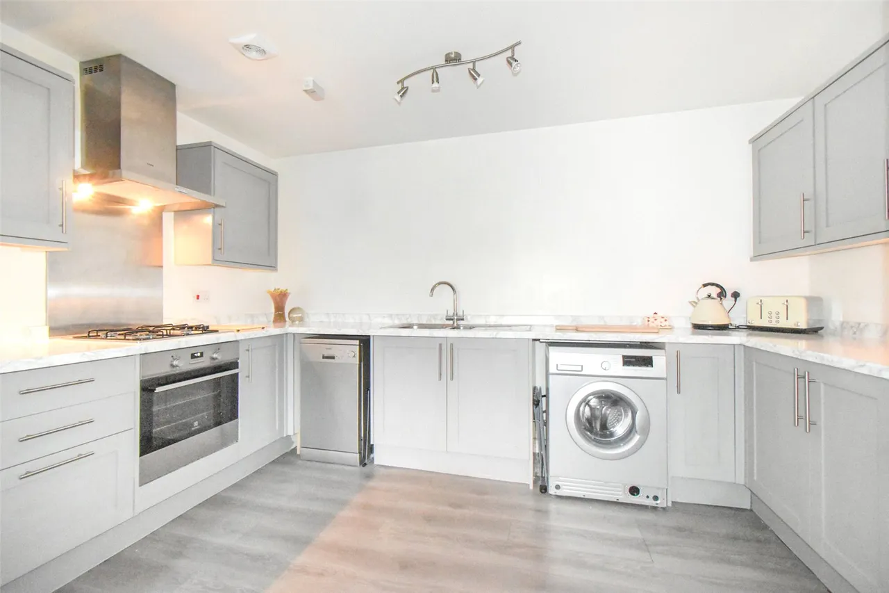 Runnymede Drive, Odiham, Hook, Hampshire, RG29 1FP, photo 2