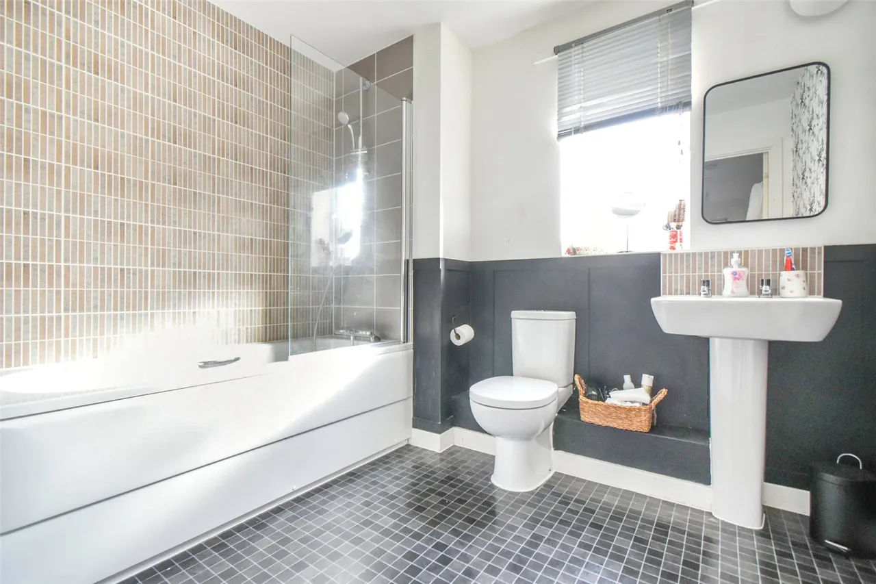 Runnymede Drive, Odiham, Hook, Hampshire, RG29 1FP, photo 5