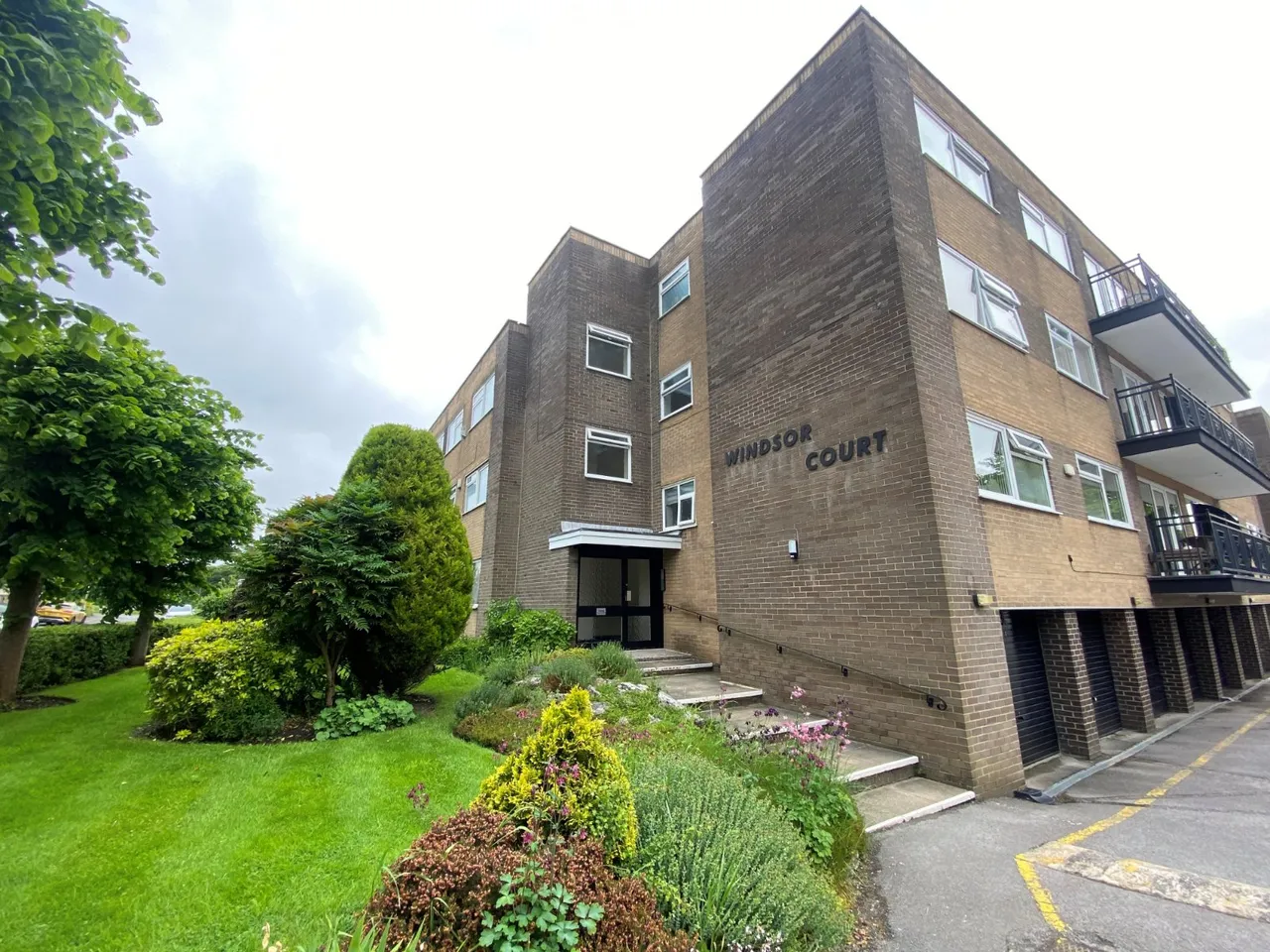 2 bed flat to rent, Windsor Court, Leeds, LS17
