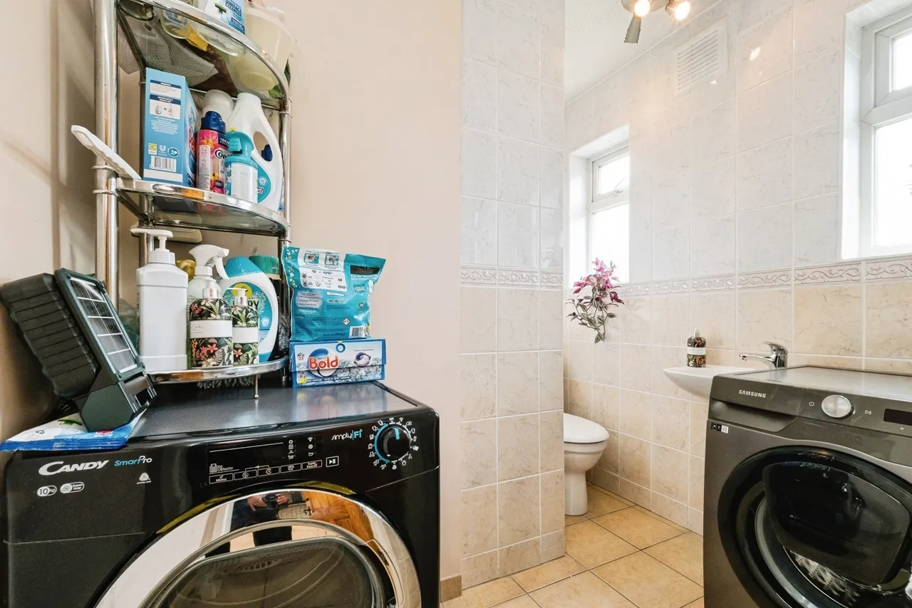 Lonsdale Avenue, East Ham, London, E6, photo 15