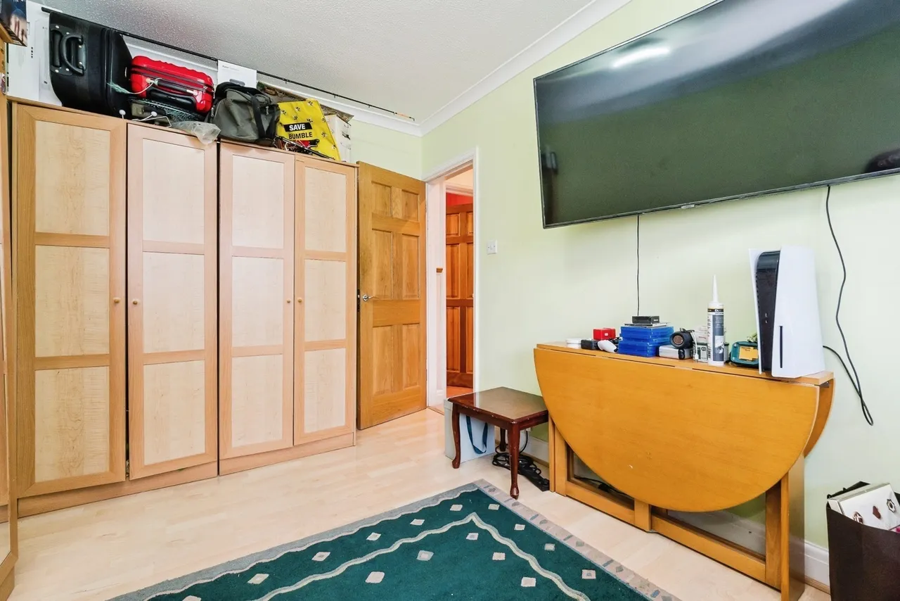 Lonsdale Avenue, East Ham, London, E6, photo 13