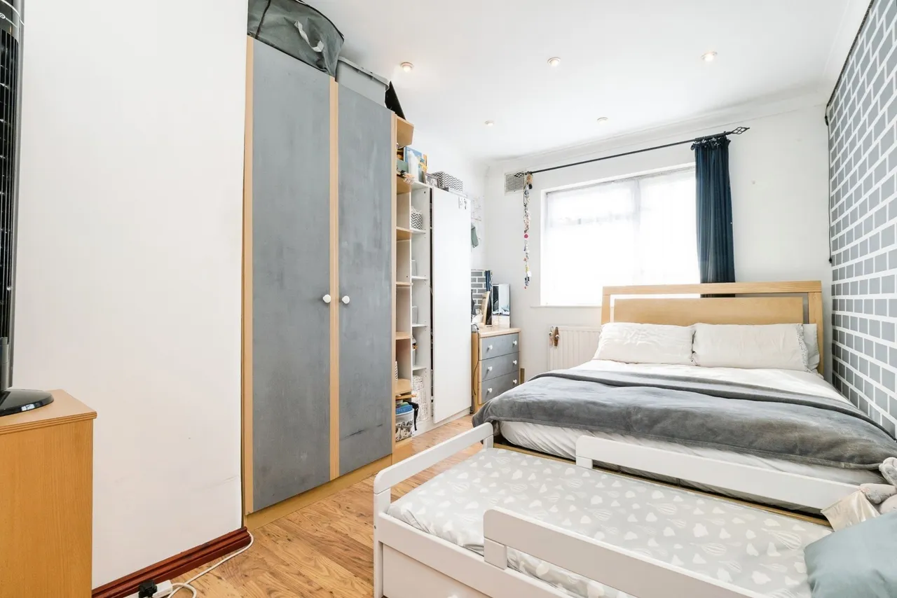 Lonsdale Avenue, East Ham, London, E6, photo 6