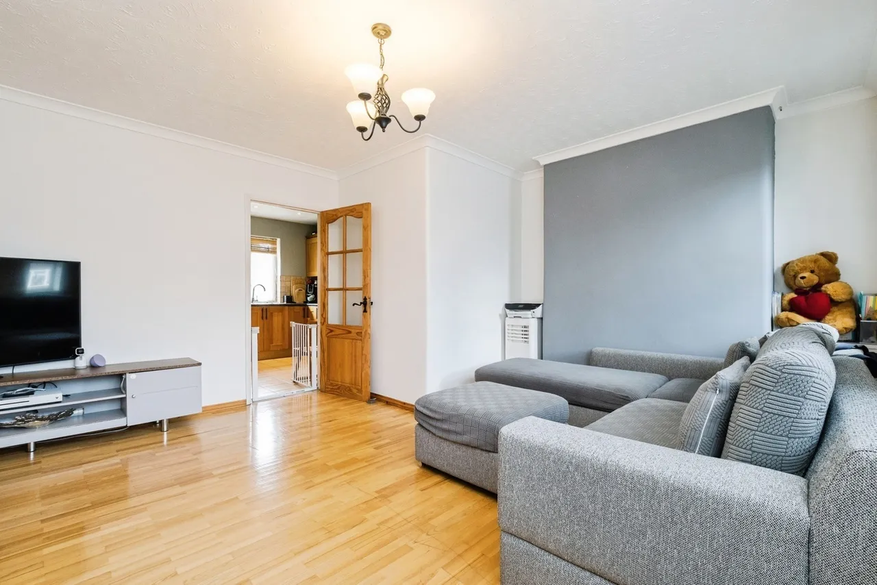 Lonsdale Avenue, East Ham, London, E6, photo 10