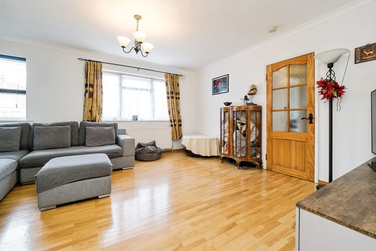 Lonsdale Avenue, East Ham, London, E6, photo 2