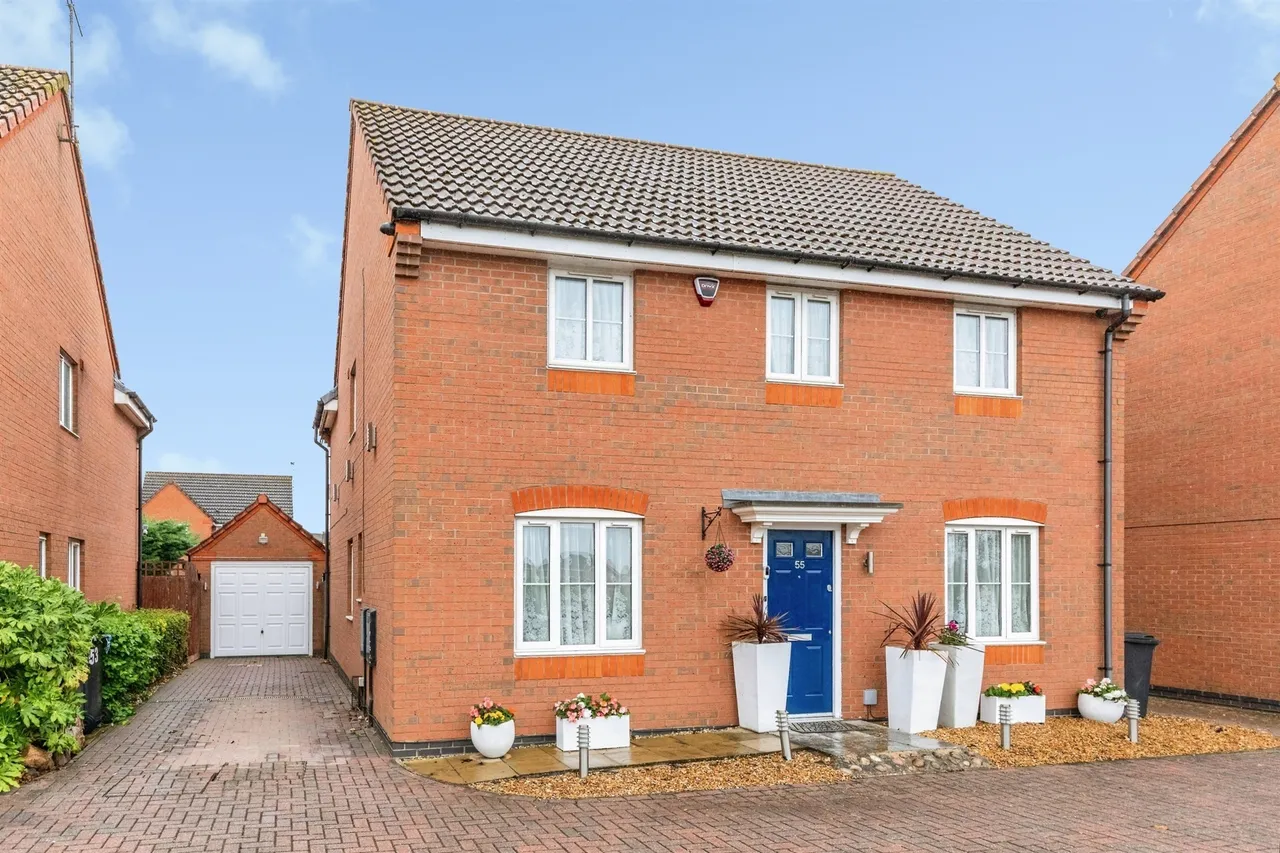 5 bed house for sale — Springfield Road, Rushden