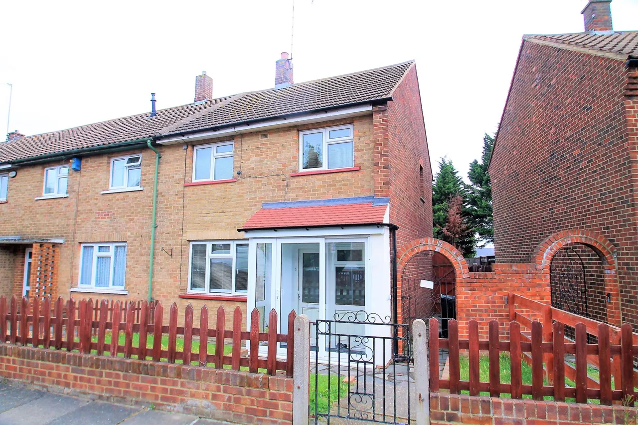 2 bed house for sale — Cavell Crescent, Dartford