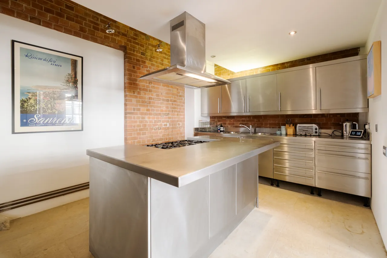 2 bed flat for sale, Shepherdess Walk, London, N1
