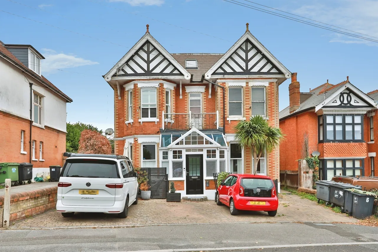 2 bed flat for sale — Irving Road, Bournemouth