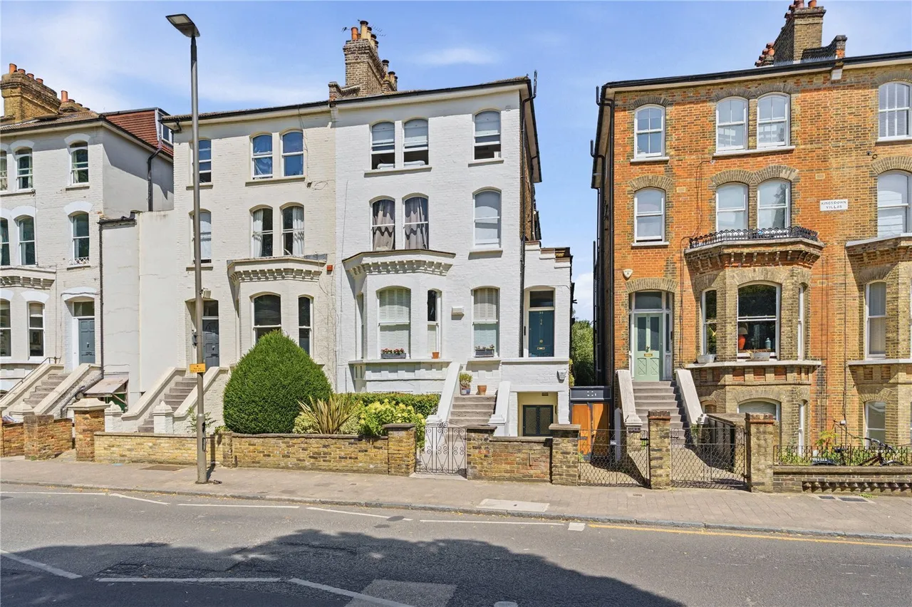 2 bed flat for sale, Bolingbroke Grove, London, SW11