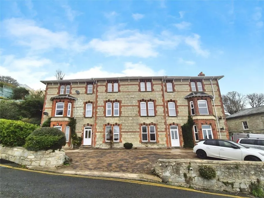 3 bed flat to rent, Grove Road, Ventnor, PO38