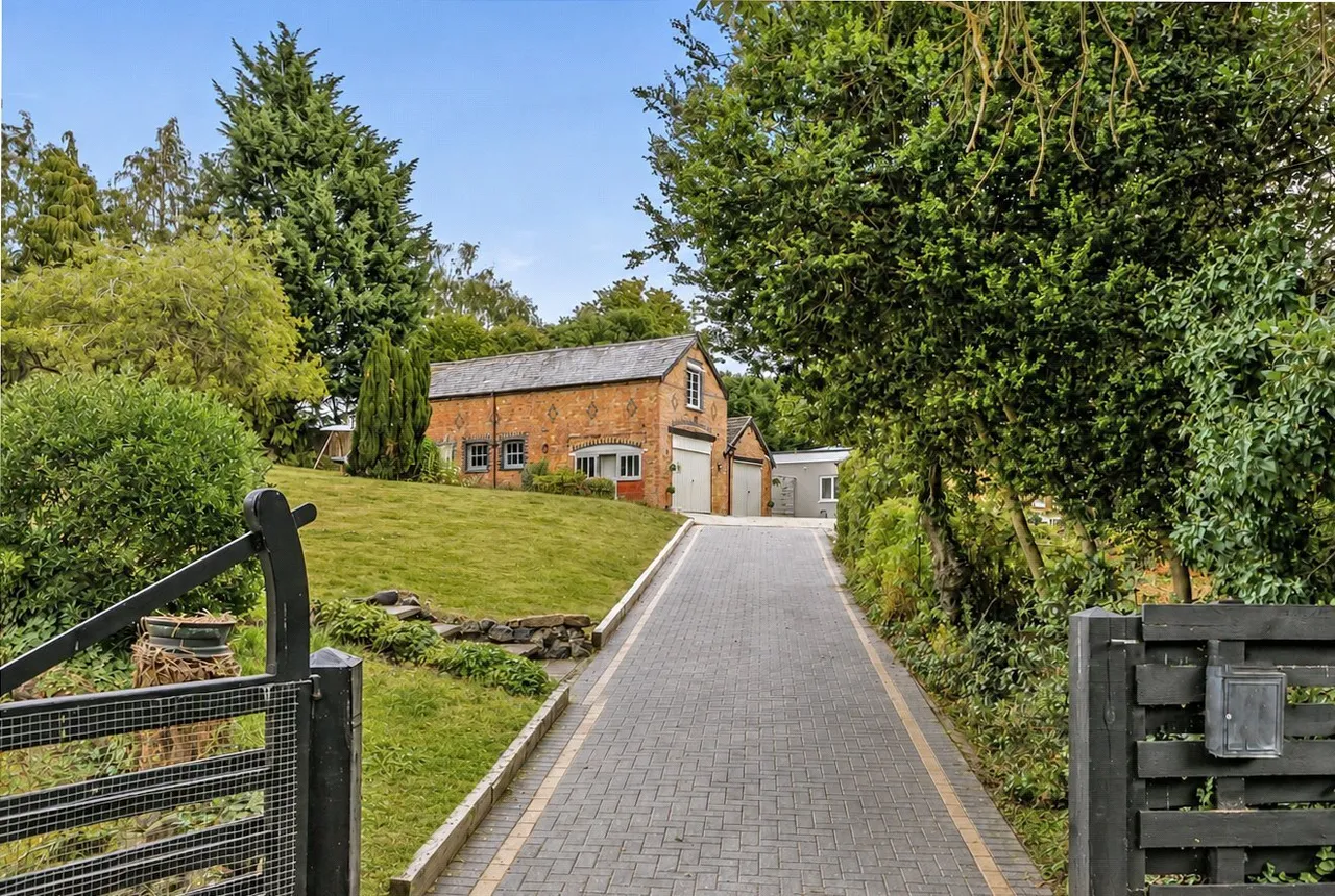 High Street, Flore, NN7, photo 17