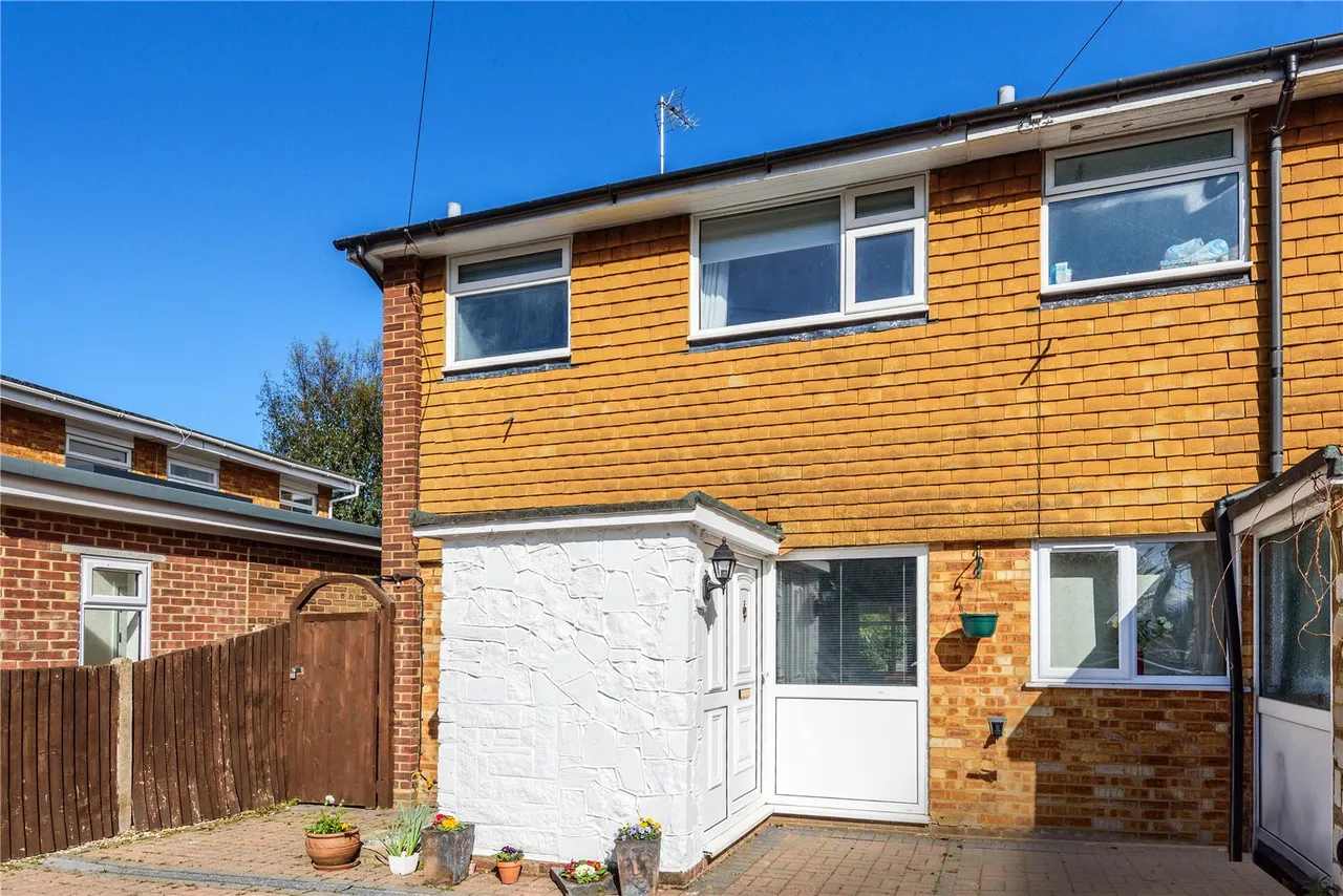 3 bed house for sale — Stile Path, Sunbury, TW16 6EH