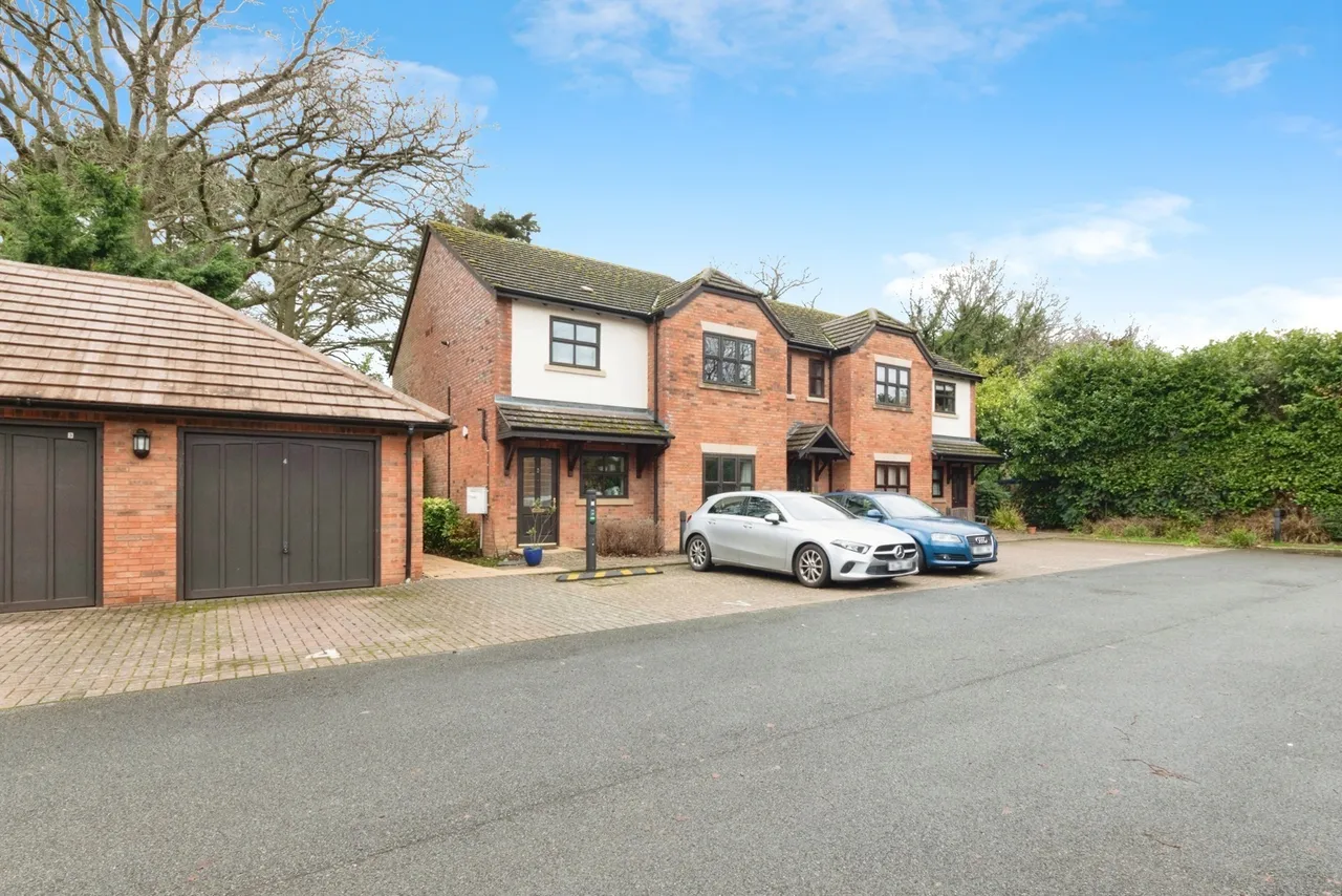2 bed flat for sale, Lode Lane, Solihull, B91