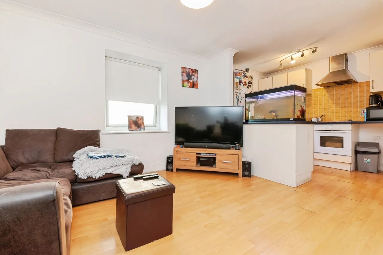 2 bed flat for sale — Carnarvon Road, Clacton-on-Sea, Essex, CO15