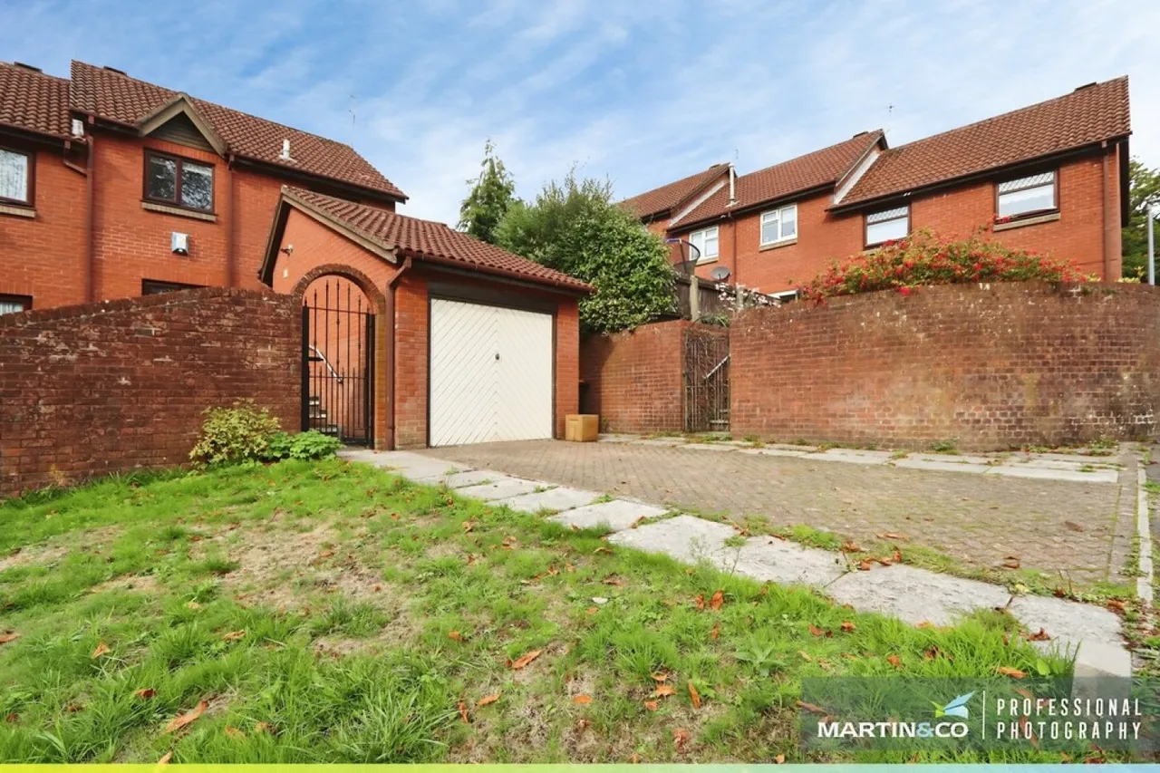 3 bed house to rent, Fields Park Road, NP20
