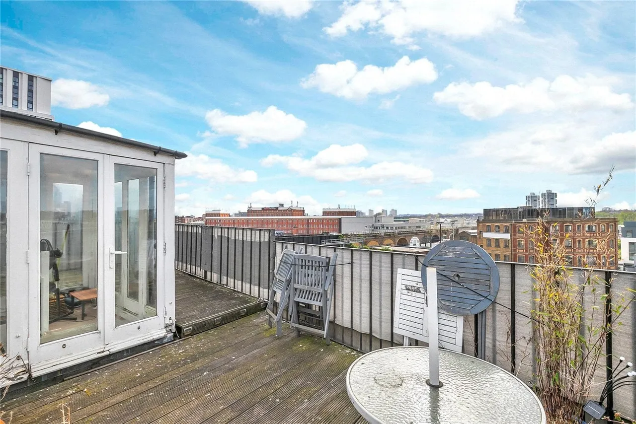Queenstown Road, London, SW8, photo 2
