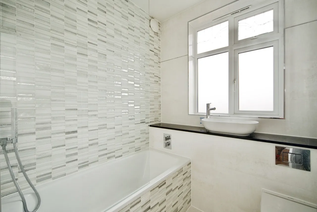 Buckingham Road, London, E11, photo 16