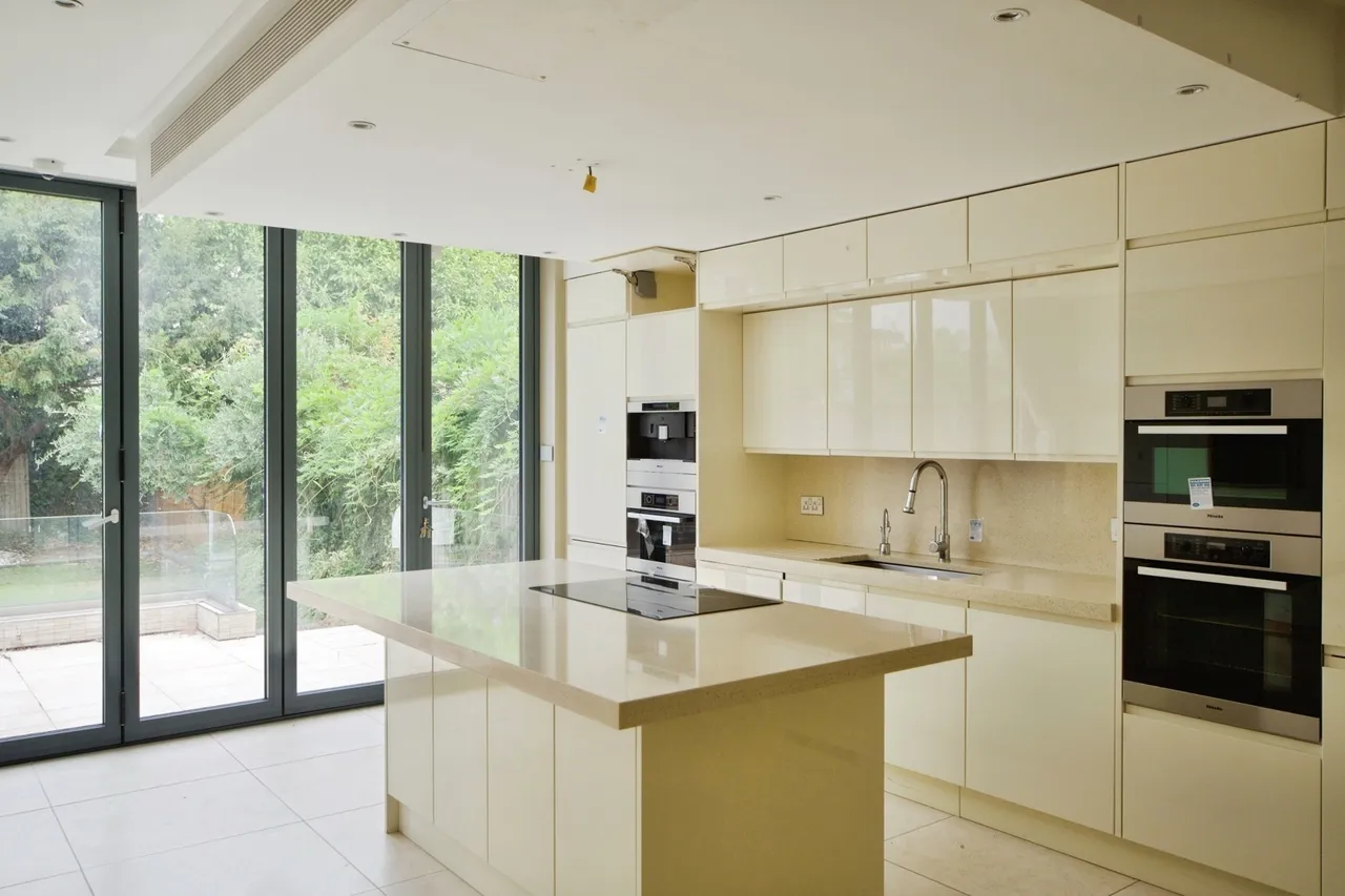 Buckingham Road, London, E11, photo 8