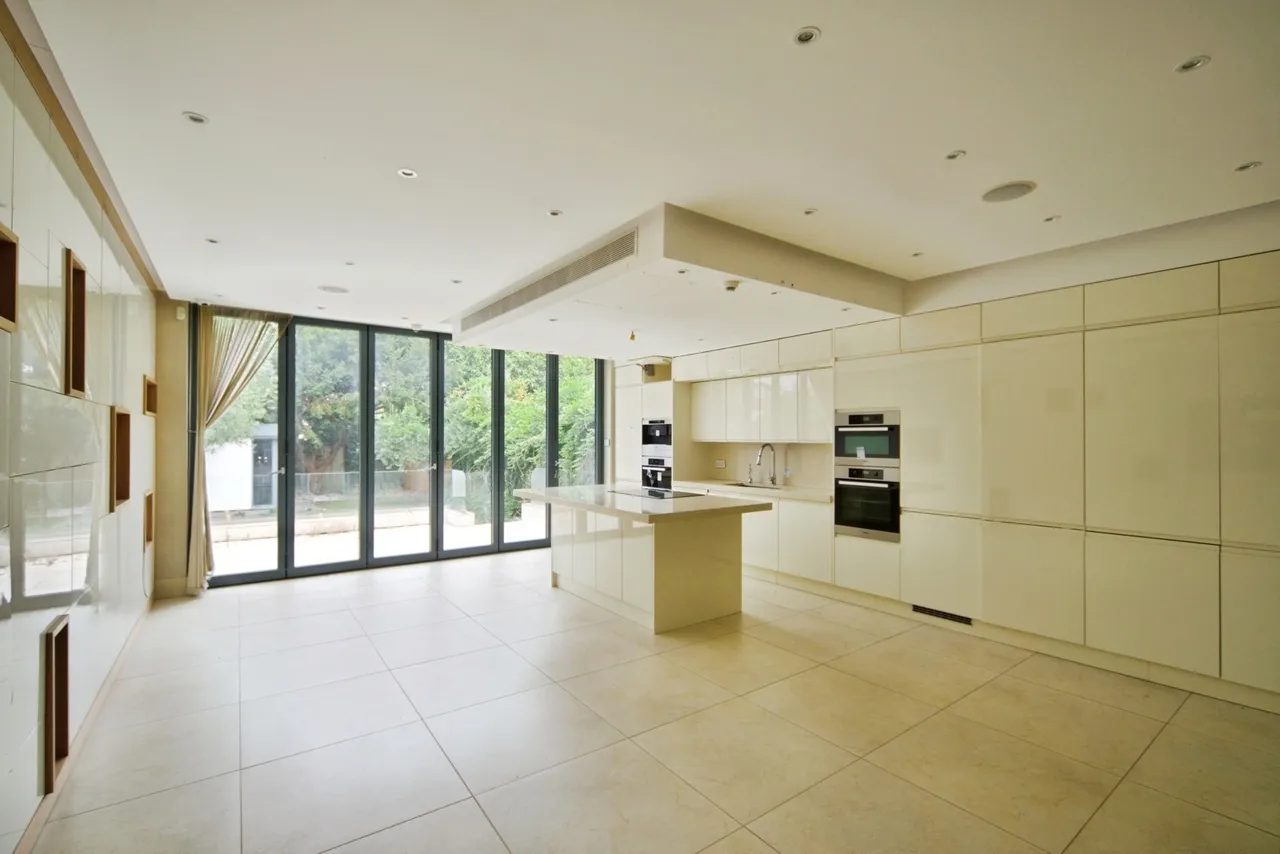 Buckingham Road, London, E11, photo 9