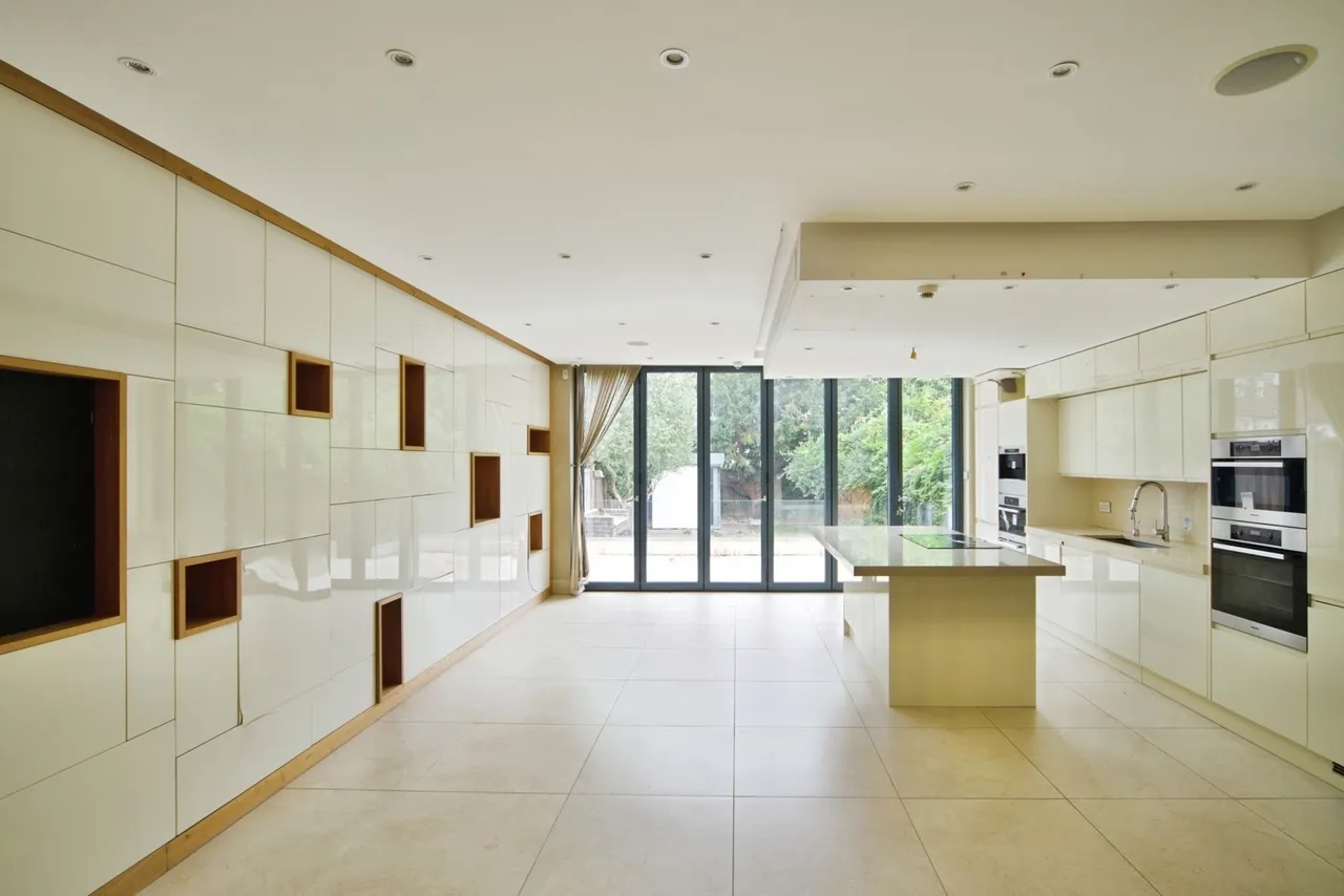 Buckingham Road, London, E11, photo 11