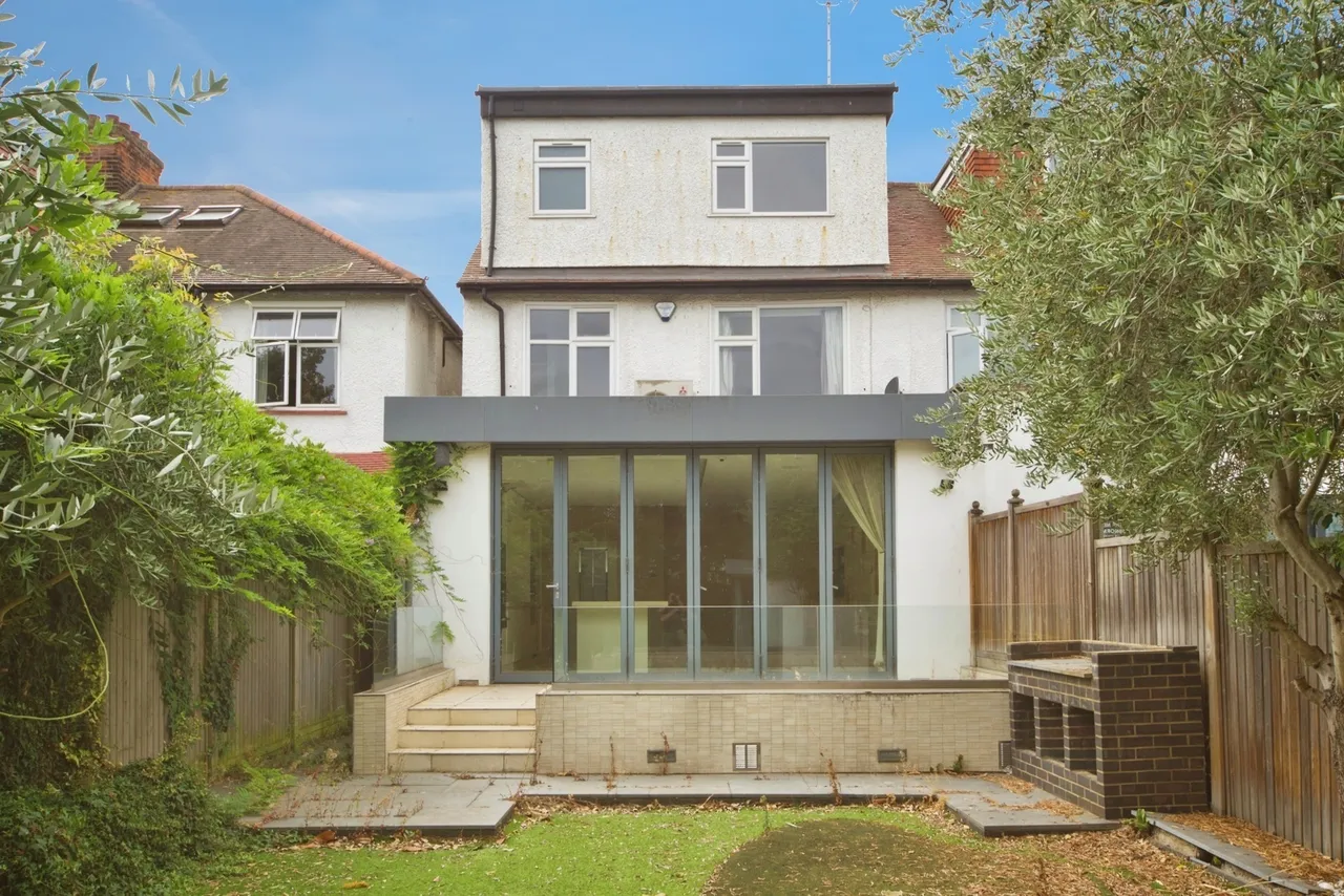 Buckingham Road, London, E11, photo 2