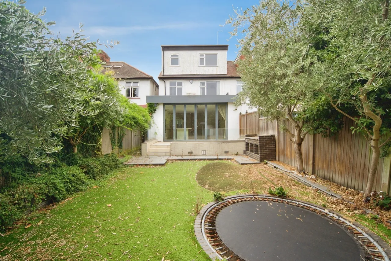 Buckingham Road, London, E11, photo 4