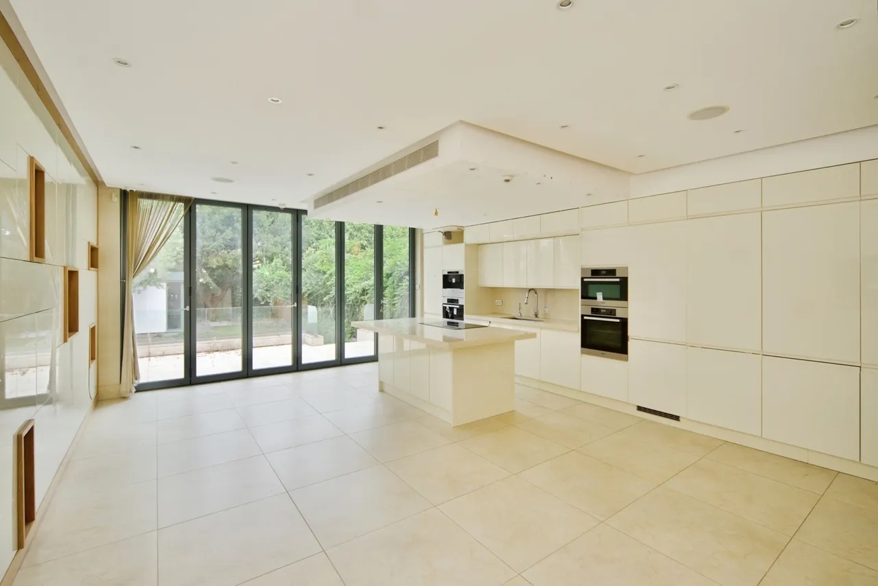 Buckingham Road, London, E11, photo 10