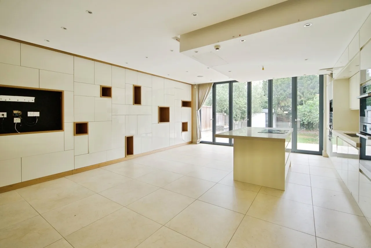 Buckingham Road, London, E11, photo 6