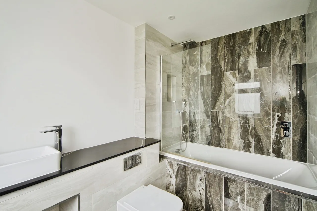 Buckingham Road, London, E11, photo 22