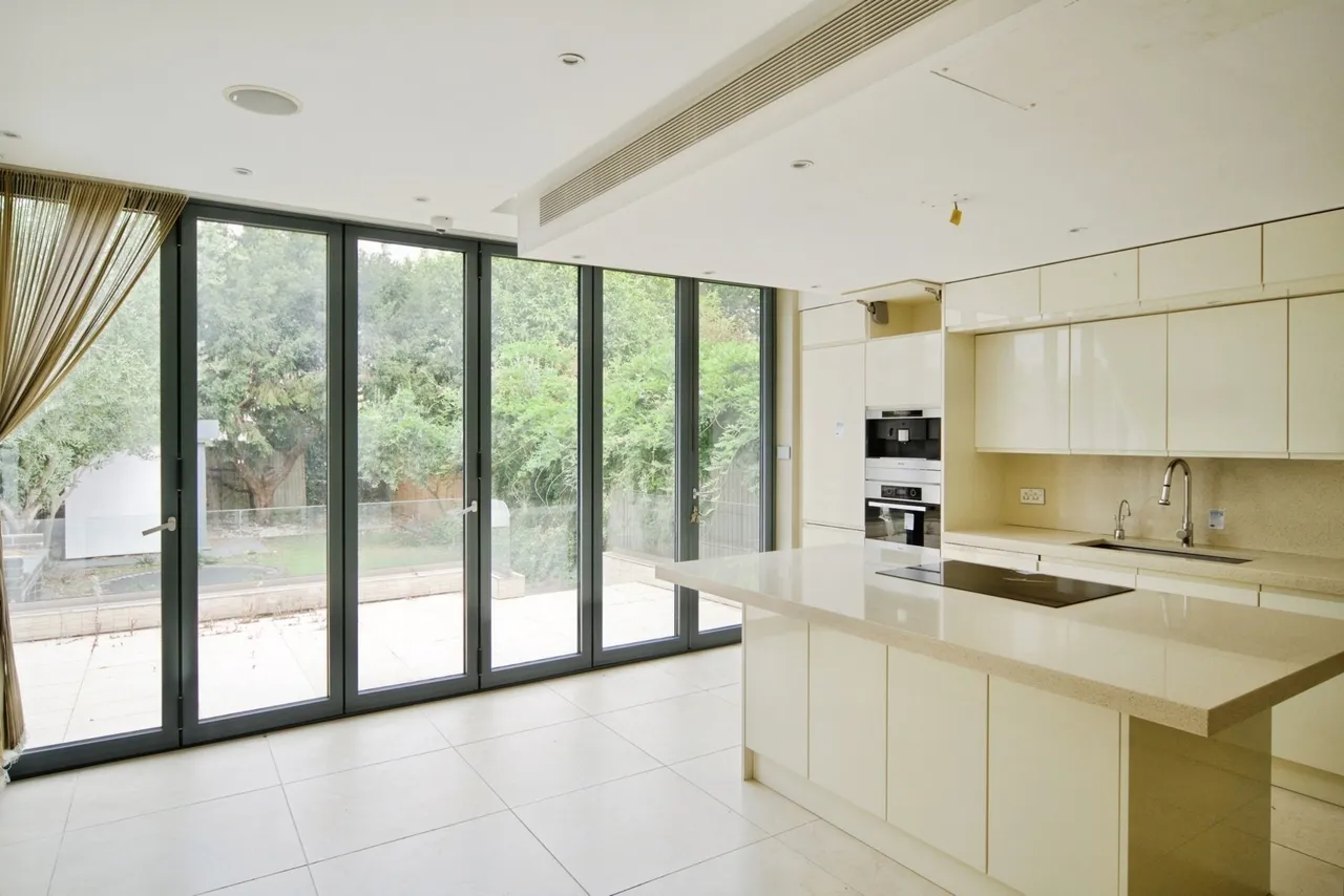 Buckingham Road, London, E11, photo 7