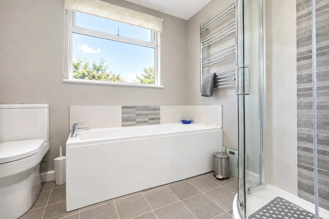 Newnham Road, Hook, RG27, photo 5