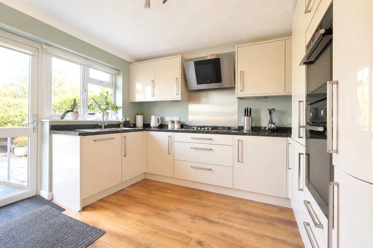 Newnham Road, Hook, RG27, photo 4