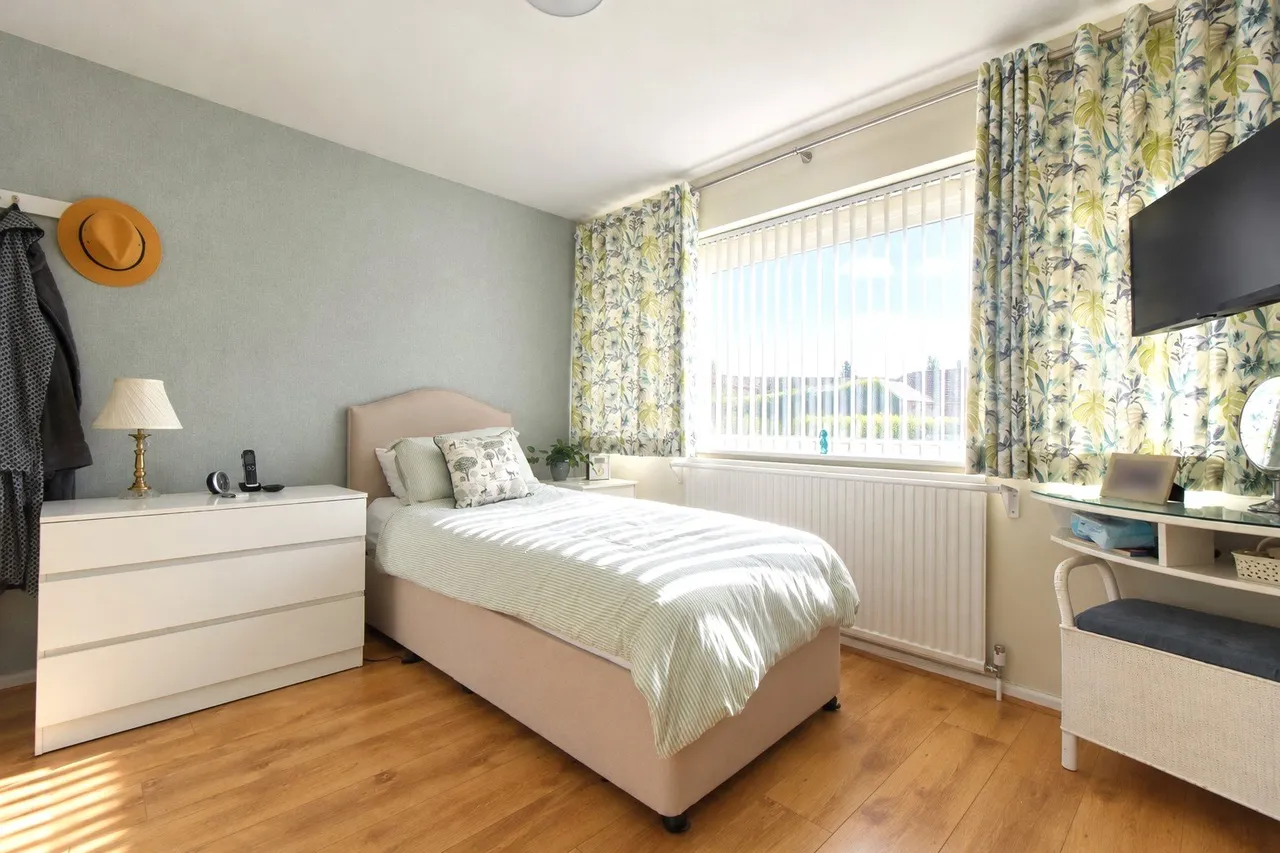Newnham Road, Hook, RG27, photo 9