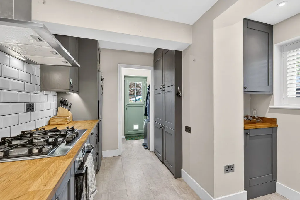 Binfield Road, Byfleet KT14 7PN, photo 9