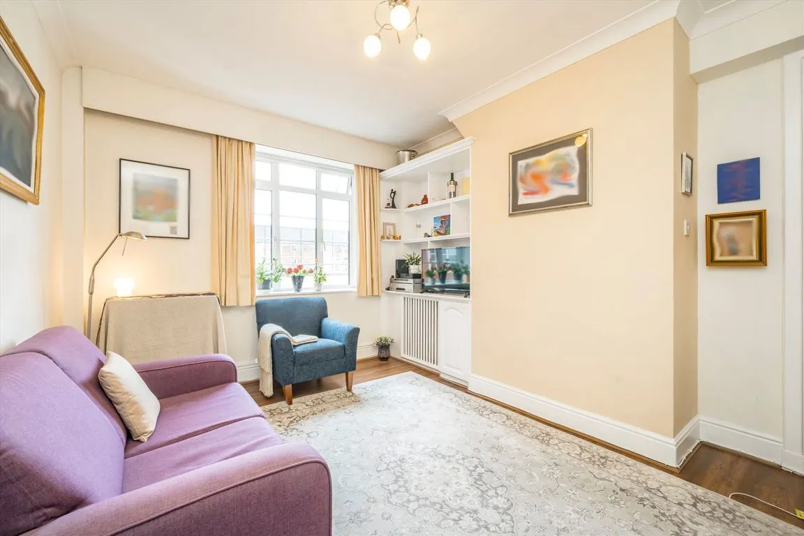 Hammersmith Road, W6, photo 2