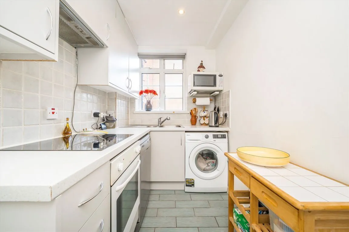 Hammersmith Road, W6, photo 4