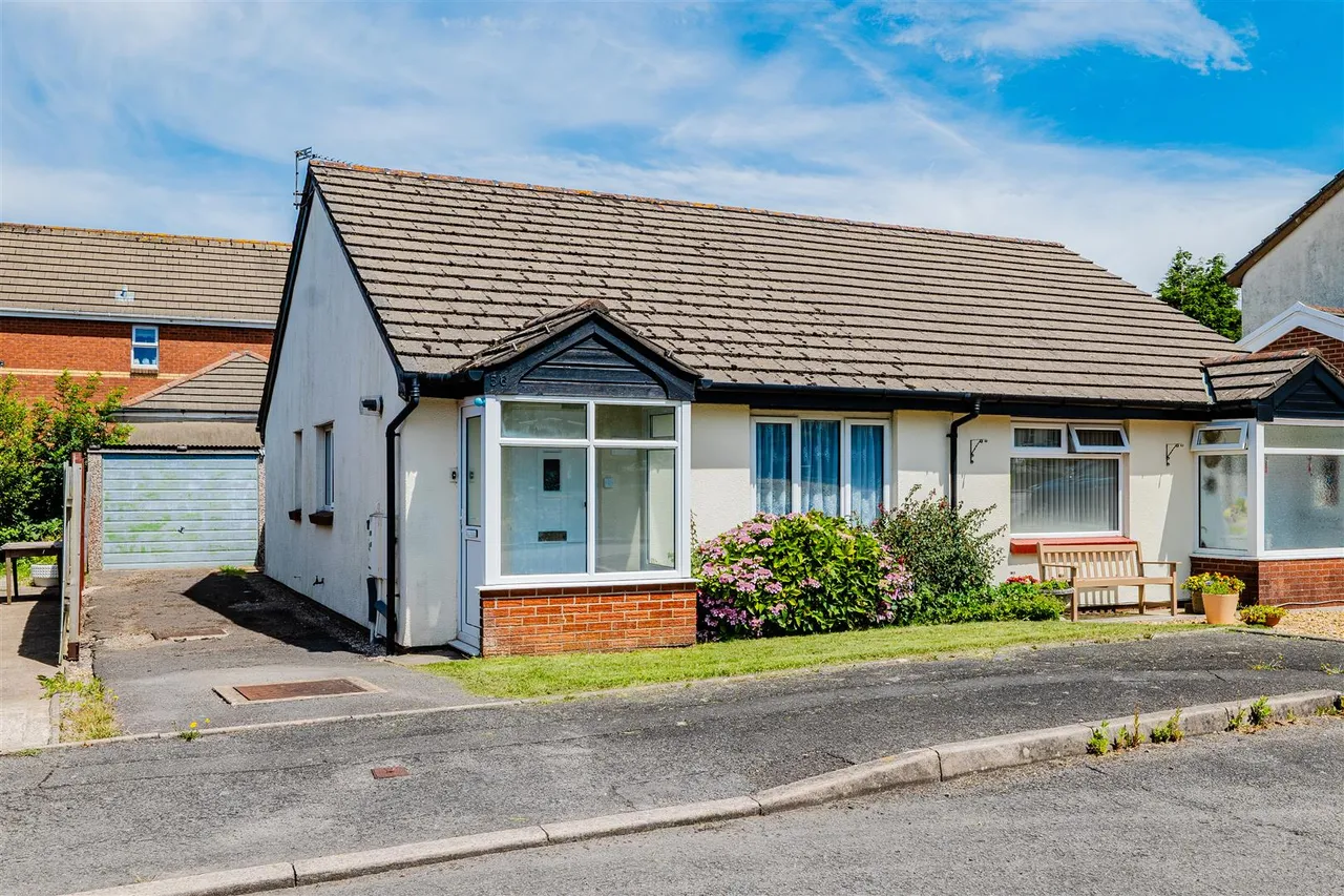 2 bed house for sale — Enfield Drive, Barry, CF62 8NU