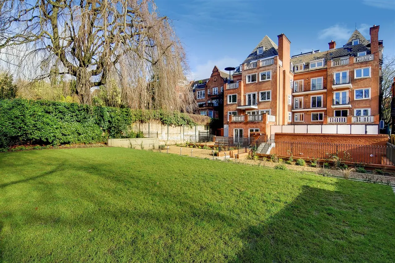 Fitzjohns Avenue, London, photo 21