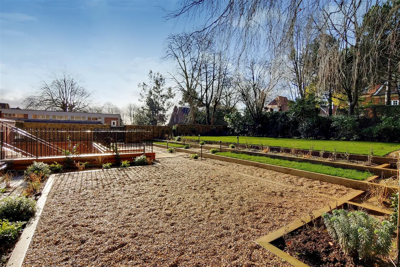 Fitzjohns Avenue, London, photo 20