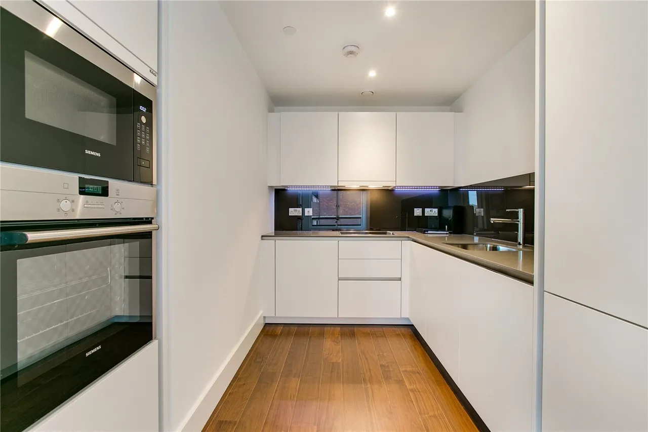 Upper Richmond Road, London, SW15, photo 3