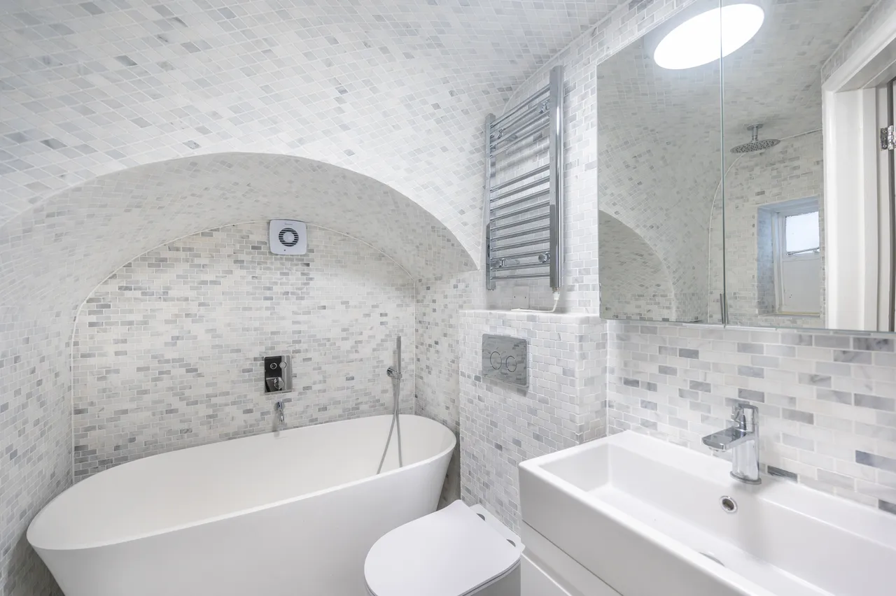 240a Gloucester Terrace, London, photo 2