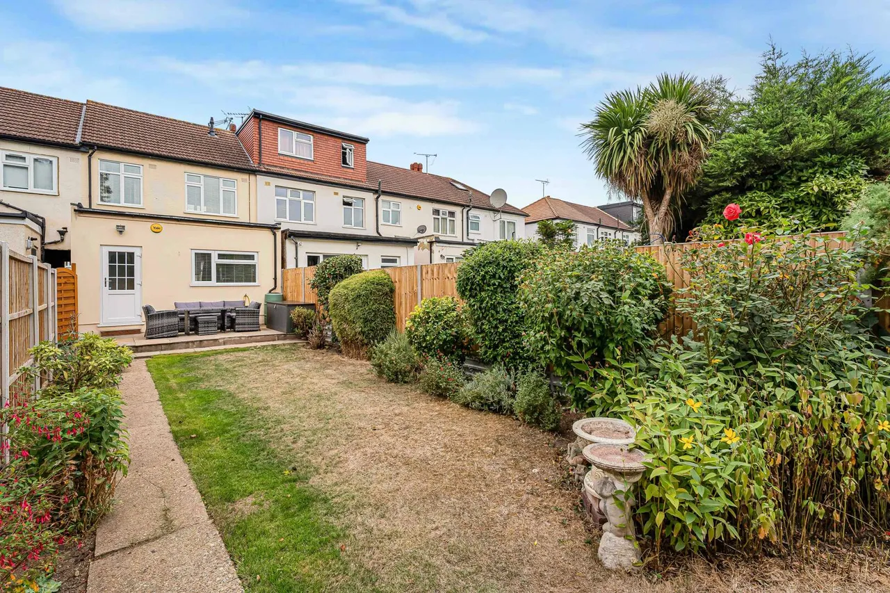 Pembroke Avenue, Enfield, EN1, photo 16