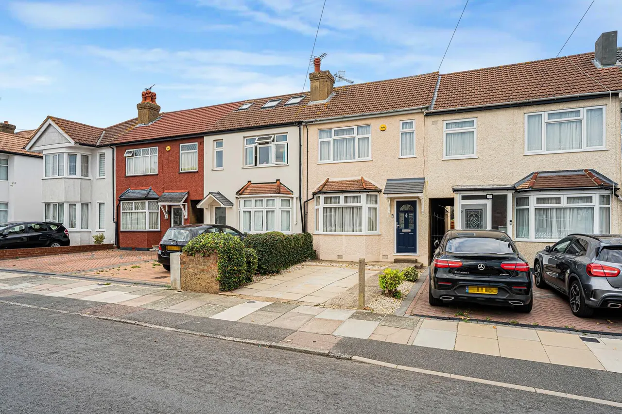 Pembroke Avenue, Enfield, EN1, photo 24
