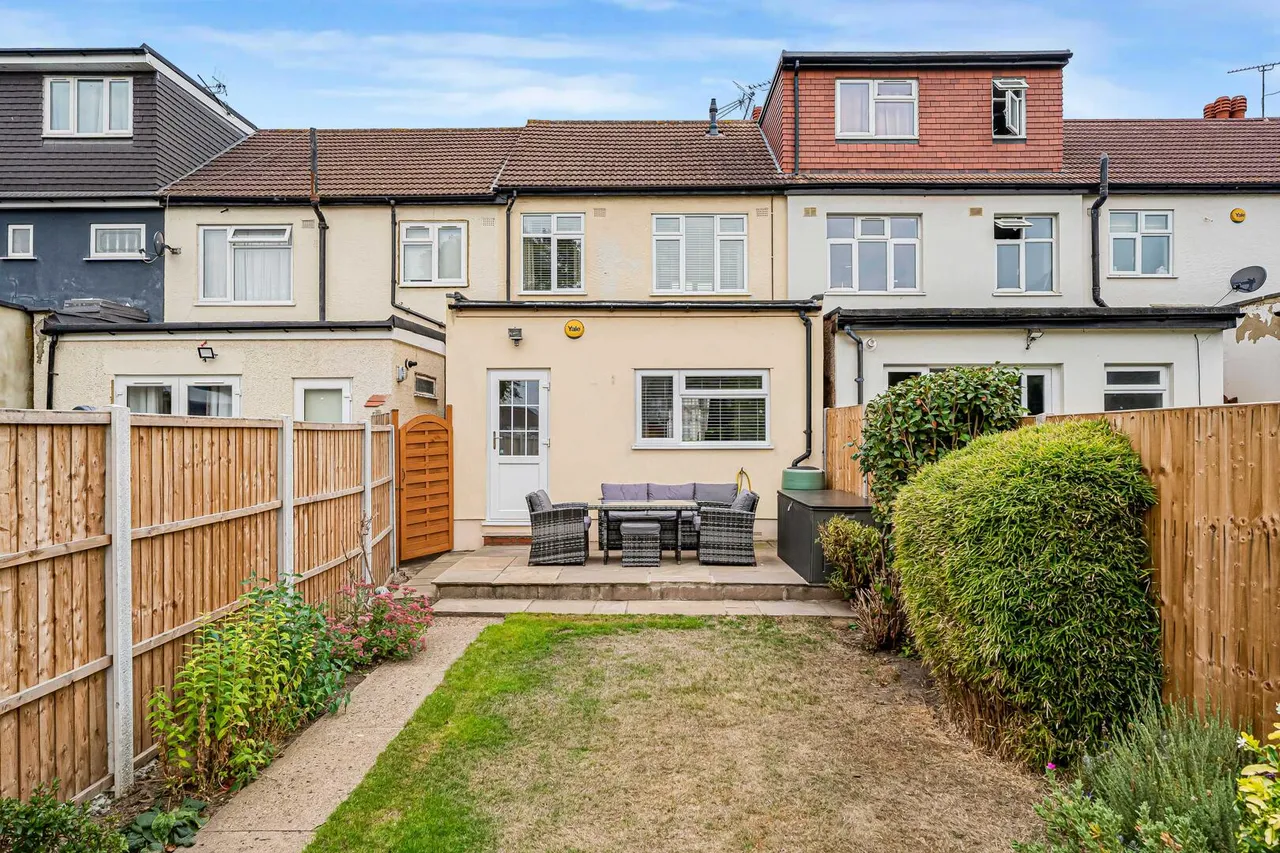 Pembroke Avenue, Enfield, EN1, photo 12