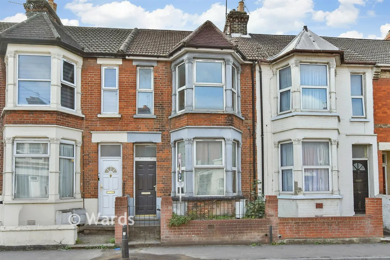 2 bed flat for sale, Canterbury Street, Gillingham, ME7