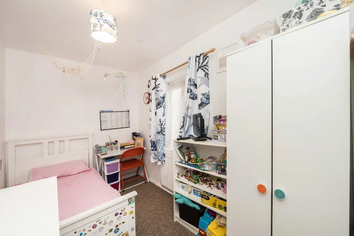Bridge Close, TW11, photo 6